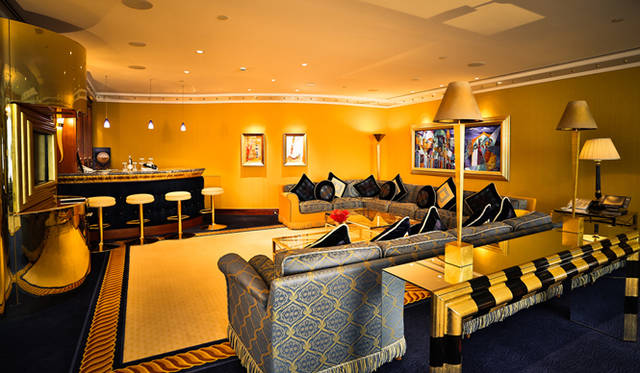 プレジデンシャルスイート2階のリビングには、バーカウンターが完備されている