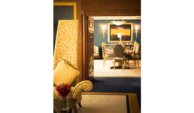 プレジデンシャルスイート1階のリビングには、ダイニングエリアも