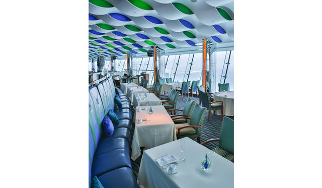 ブルーでまとめられた「アル・ムンタハ」の内装