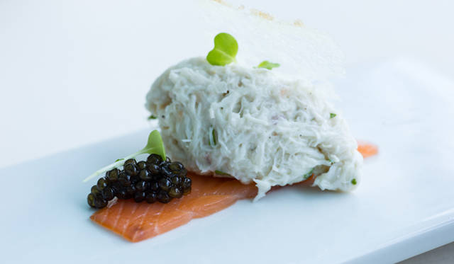 「カニとマンゴの団子とスモークサーモン、キャビアを添えて」
