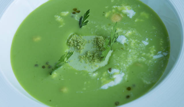 「グリーンピースとアボカドのスープ、ワサビ豆腐とショウガを乗せて」