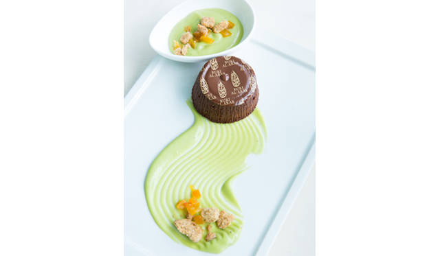 「チョコレートケーキとアボカドとバナナのソース、ヘーゼルナッツのクランブル添え」