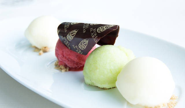 シャーベットにも金箔のロゴ入りチョコレートが