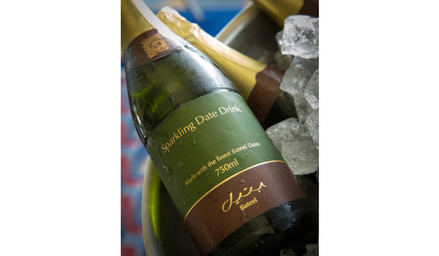 お酒の飲めない地元っ子の場合、シャンパーニュがデーツのスパークリングジュースに替わる