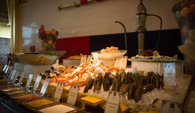 「アル・イワン」のビュッフェ。新鮮なシーフードが並ぶ