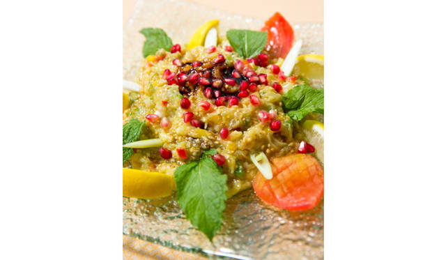 人気のスターター「ナスとタマネギ、ザクロの実のシロップがけ」