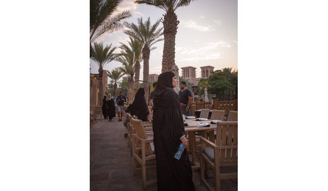 奥に見えるのは、ブルジュ・アル・アラブの向かい側にある姉妹ホテル「マディナ・ジュメイラ」