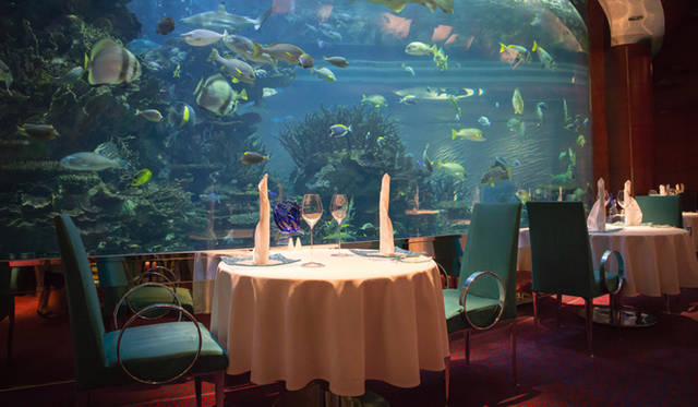 世界初の水族館レストラン「アル・マハラ」