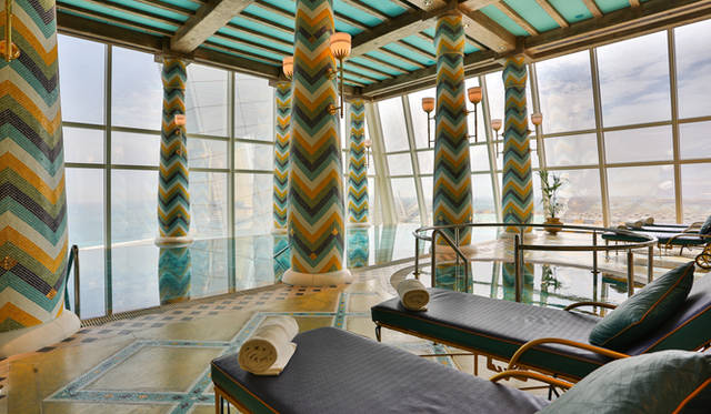 スパ内にあるスイミングプール