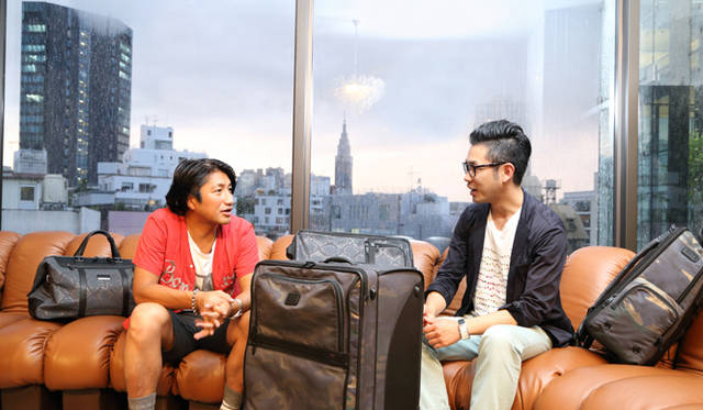 三原康裕氏（写真左）、株式会社 細尾の12代目・細尾真孝氏<br />※写真中央のトロリーバッグは参考商品