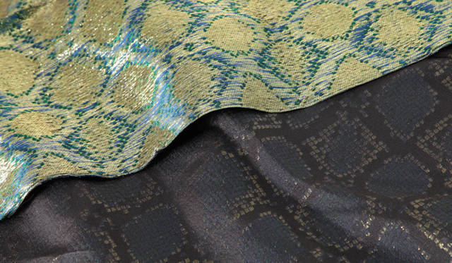 今回使用した迷彩のファブリック。上が裏面、下が表面