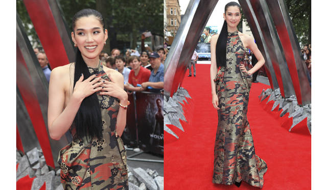 三原康裕氏（写真左）、株式会社 細尾の12代目・細尾真孝氏<br />※写真中央のトロリーバッグは参考商品