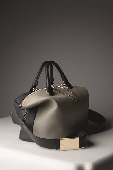 <strong>Chloé｜バッグコレクションに新作「ベイリー」が登場</strong><br /><br />「ベイリー」ラージ<br />カラー｜マシュマログレー×ブラック<br />価格｜22万4700円<br />サイズ｜W50×H30×D19cm