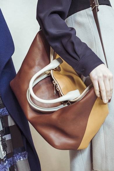 <strong>Chloé｜バッグコレクションに新作「ベイリー」が登場</strong><br /><br />「ベイリー」ラージ<br />カラー｜ヤミークッキ×ブラウニーブラウン<br />価格｜22万4700円<br />サイズ｜W50×H30×D19cm