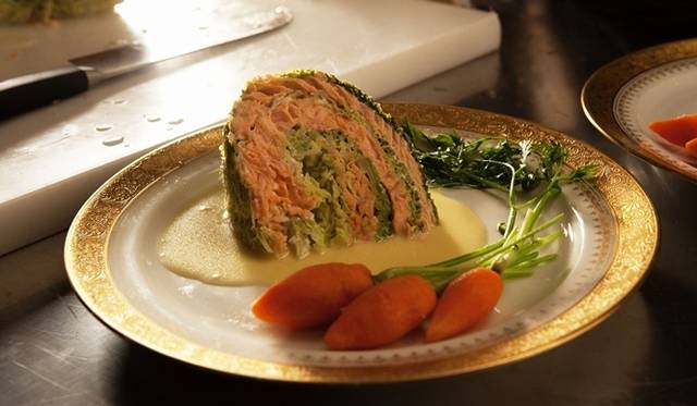 <strong>MOVIE｜ミッテラン元大統領の専属シェフの実話をもとにした『大統領の料理人』</strong>　パレスホテル東京にて映画公開記念特別イベントの料理　サーモンのファルシ