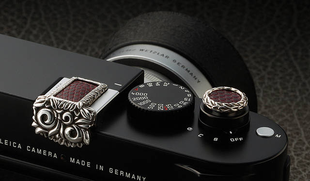 <strong>JAY TSUJIMURA｜ジェイ・ツジムラ</strong>　新型ライカ Leica M240 専用のドレスアップジュエリー「Mr. M for Leica M240」　ダークワイン リザード