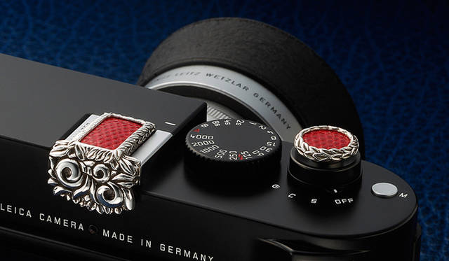 <strong>JAY TSUJIMURA｜ジェイ・ツジムラ</strong>　新型ライカ Leica M240 専用のドレスアップジュエリー「Mr. M for Leica M240」　パッションレッド リザード