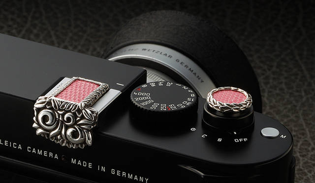 <strong>JAY TSUJIMURA｜ジェイ・ツジムラ</strong>　新型ライカ Leica M240 専用のドレスアップジュエリー「Mr. M for Leica M240」　サクラピンク リザード