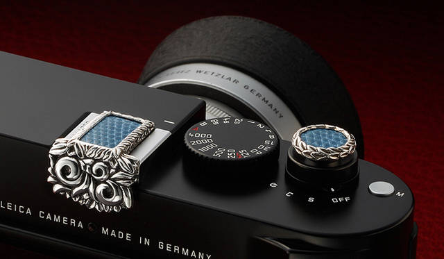 <strong>JAY TSUJIMURA｜ジェイ・ツジムラ</strong>　新型ライカ Leica M240 専用のドレスアップジュエリー「Mr. M for Leica M240」　スカイブルー リザード