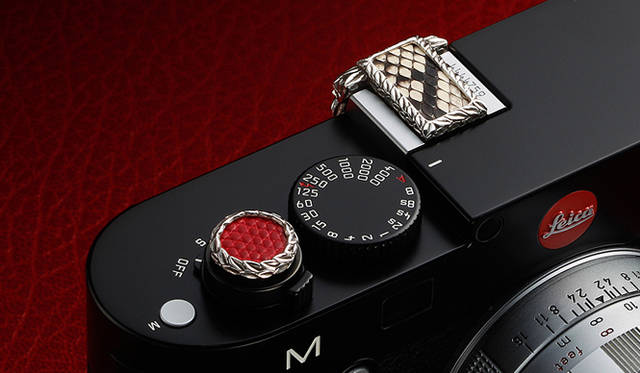 <strong>JAY TSUJIMURA｜ジェイ・ツジムラ</strong>　新型ライカ Leica M240 専用のドレスアップジュエリー「Mr. M for Leica M240」　パッションレッド リザード／ダイヤモンドパイソン スネーク