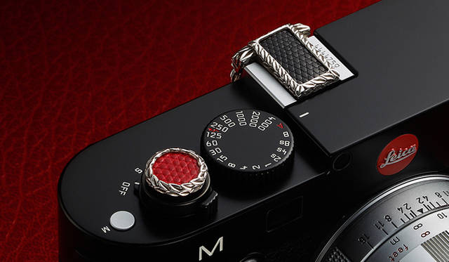 <strong>JAY TSUJIMURA｜ジェイ・ツジムラ</strong>　新型ライカ Leica M240 専用のドレスアップジュエリー「Mr. M for Leica M240」　パッションレッド リザード／ナイトブラック リザード