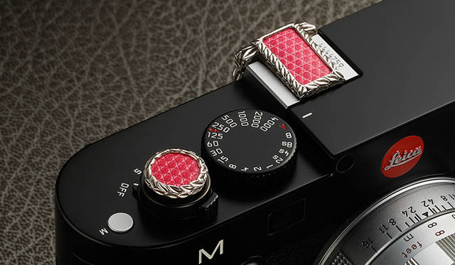 <strong>JAY TSUJIMURA｜ジェイ・ツジムラ</strong>　新型ライカ Leica M240 専用のドレスアップジュエリー「Mr. M for Leica M240」　ピオニーピンク リザード