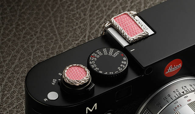 <strong>JAY TSUJIMURA｜ジェイ・ツジムラ</strong>　新型ライカ Leica M240 専用のドレスアップジュエリー「Mr. M for Leica M240」　サクラピンク リザード