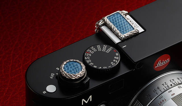 <strong>JAY TSUJIMURA｜ジェイ・ツジムラ</strong>　新型ライカ Leica M240 専用のドレスアップジュエリー「Mr. M for Leica M240」　スカイブルー リザード
