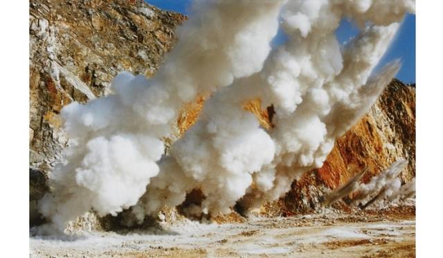 <strong>ART｜爆破する岩石を撮影した畠山直哉氏による写真展『BLAST』</strong>　畠山直哉 「Blast #13609」2007年　ラムダプリント、100×150cm　Courtesy of Taka Ishii Gallery