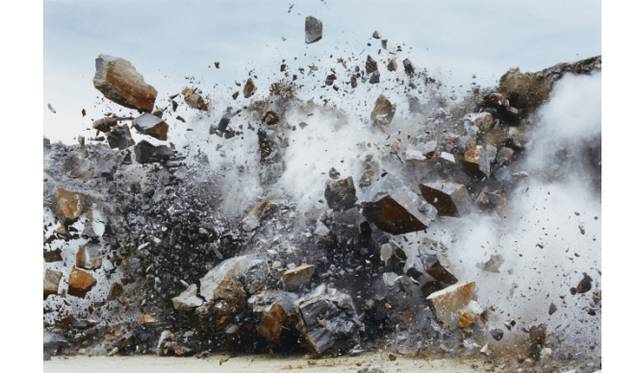 <strong>ART｜爆破する岩石を撮影した畠山直哉氏による写真展『BLAST』</strong>　畠山直哉 「Blast #14117」2007年　ラムダプリント、100×150cm　Courtesy of Taka Ishii Gallery