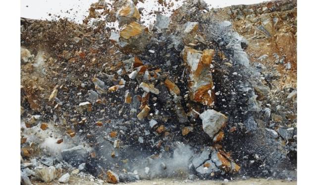 <strong>ART｜爆破する岩石を撮影した畠山直哉氏による写真展『BLAST』</strong>　畠山直哉 「Blast #09420」2002年　ラムダプリント、100×150cm　Courtesy of Taka Ishii Gallery