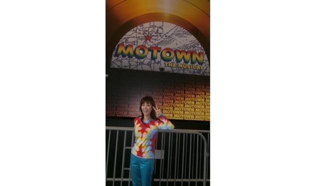 <strong>戸田恵子｜7泊8日のニューヨーク・ブロードウェイ三昧の旅</strong>　『モータウン』劇場前にて。舞台のイメージに合わせてファッションもファンキーに！