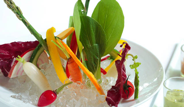 夏の「旬感」momentコースディナーより、「信濃ファーマーズ　新鮮な夏野菜を醤油豆とアボガドの2種のソースで」