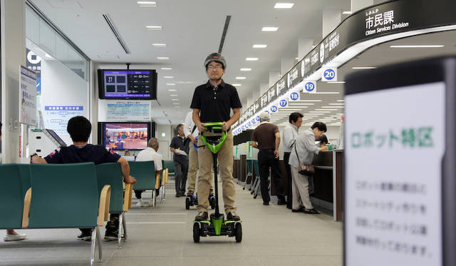 トヨタは、パーソナルモビリティの社会実験として、ロボット特区であるつくば市で実際の運用試験をおこなっている