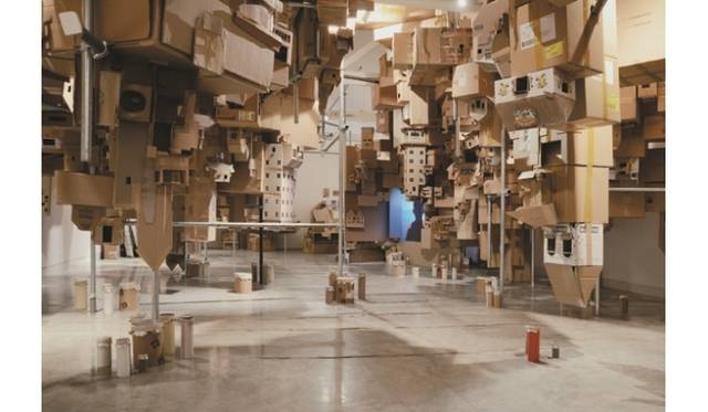 <strong>ART｜ダンボールで家を作る『住む：プロジェクト―もうひとつの国』</strong><br />イザベル＆アルフレド・アキリザン《住む：プロジェクト―もうひとつの国》2012年 ‘In-Habit’originally commissioned by Sherman Contemporary Art Foundation, Sydney, 2012 Photo: Jacob Ring© Isabel & Alfredo Aquilizan