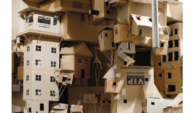 <strong>ART｜ダンボールで家を作る『住む：プロジェクト―もうひとつの国』</strong><br />イザベル＆アルフレド・アキリザン《住む：プロジェクト―もうひとつの国》2012年 ‘In-Habit’originally commissioned by Sherman Contemporary Art Foundation, Sydney, 2012 Photo: Jacob Ring© Isabel & Alfredo Aquilizan