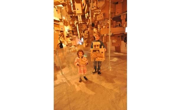 <strong>ART｜ダンボールで家を作る『住む：プロジェクト―もうひとつの国』</strong><br />イザベル＆アルフレド・アキリザン《住む：プロジェクト―もうひとつの国》 2012年courtesy of the Artist and Sherman Contemporary Art Foundation © Isabel & Alfredo Aquilizan