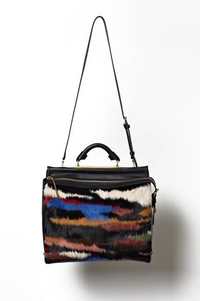 <strong>3.1 Phillip Lim｜初のバッグ&シューズをフィーチャーしたショップ</strong><br /><br />“Ryder” Satchel<br />価格｜20万4750円<br /><br /><strong>3.1 フィリップ リム 表参道ヒルズ店</strong><br />期間｜2013年8月23日（金）～2014年の1月13日（月）（予定）<br />東京都渋谷区神宮前 4-12-10<br />表参道ヒルズ本館 1階<br />営業時間｜月～土 11:00～21:00、<br />日 11:00～20:00<br />Tel. 03-6447-2329<br />取り扱いアイテム｜シューズ、バッグ、革小物<br /><br />