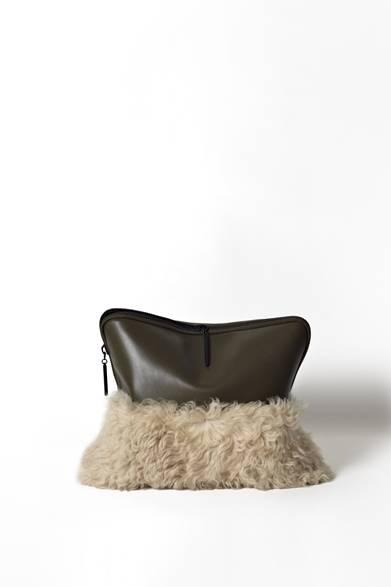 <strong>3.1 Phillip Lim｜初のバッグ&シューズをフィーチャーしたショップ</strong><br /><br />Small “Ryder” Satchel<br />価格｜15万2250円<br /><br /><strong>3.1 フィリップ リム 表参道ヒルズ店</strong><br />期間｜2013年8月23日（金）～2014年の1月13日（月）（予定）<br />東京都渋谷区神宮前 4-12-10<br />表参道ヒルズ本館 1階<br />営業時間｜月～土 11:00～21:00、<br />日 11:00～20:00<br />Tel. 03-6447-2329<br />取り扱いアイテム｜シューズ、バッグ、革小物<br /><br />