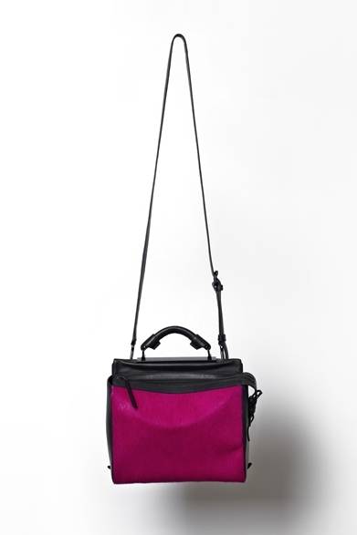 <strong>3.1 Phillip Lim｜初のバッグ&シューズをフィーチャーしたショップ</strong><br /><br />Medium 31 Minute Bag<br />価格｜8万9250円<br /><br /><strong>3.1 フィリップ リム 表参道ヒルズ店</strong><br />期間｜2013年8月23日（金）～2014年の1月13日（月）（予定）<br />東京都渋谷区神宮前 4-12-10<br />表参道ヒルズ本館 1階<br />営業時間｜月～土 11:00～21:00、<br />日 11:00～20:00<br />Tel. 03-6447-2329<br />取り扱いアイテム｜シューズ、バッグ、革小物<br /><br />