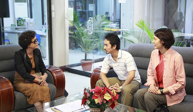 モア・トゥリーズ事務局長の水谷氏（中央）は州政府高官（左）とミーティング