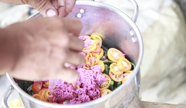 鮮やかなフィリピン料理。手作りの品々でモア・トゥリーズ一行をもてなしてくれた