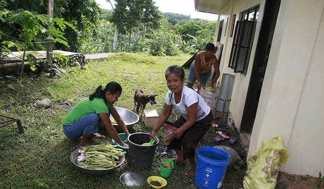 働き者の女性たち。地元婦人会は、将来地元でとれた果実でジャムを作りたいと意気揚々としていた