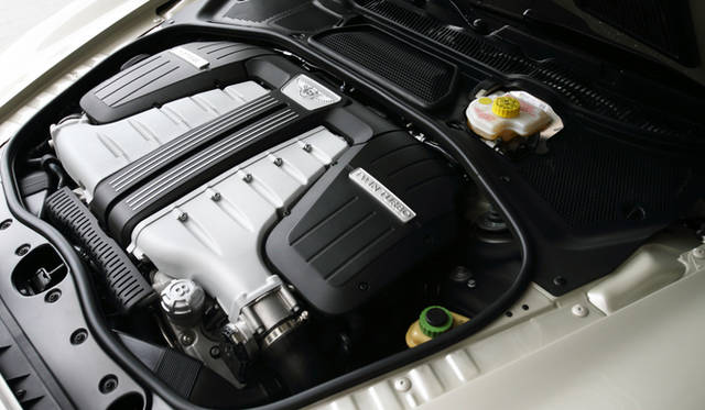 最高出力460 kW（625ps）、最大トルク800 Nmを発生する6リッターW型12気筒ツインターボエンジン