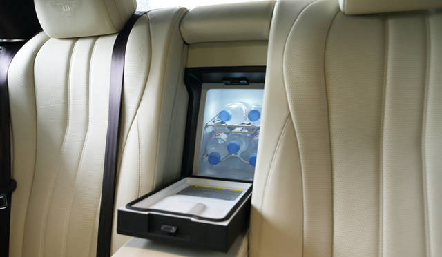 後席にはワインやシャンパンが入るサイズの冷蔵庫をそなわる。