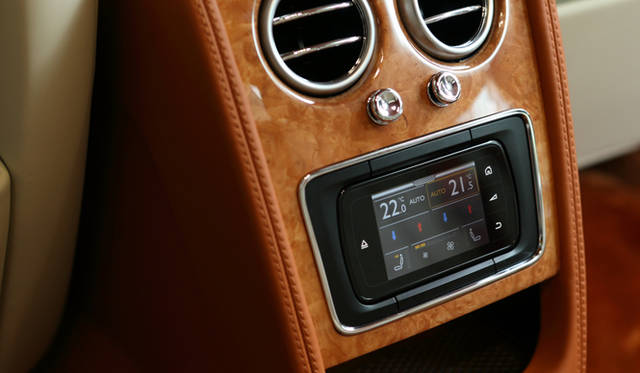 一見、スマートフォンのようにも見える“Touch Screen Remote（TSR）”。コンソールから取り出すことが可能なリモコン端末で、エアコンやナビゲーションシステム、オーディオの操作が可能。