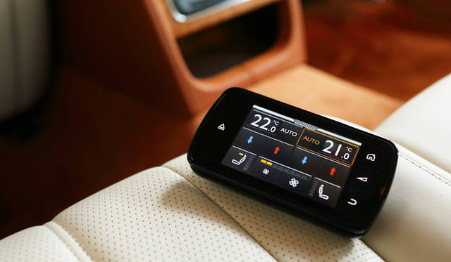 一見、スマートフォンのようにも見える“Touch Screen Remote（TSR）”。コンソールから取り出すことが可能なリモコン端末で、エアコンやナビゲーションシステム、オーディオの操作が可能。無料アプリをダウンロードすることで、このTSRとおなじ機能を、普段使っているスマートフォンにもたせることも可能である