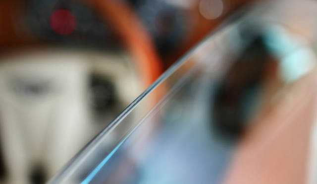 室内の静粛性を高めるのに一役買う防音ガラス。2枚のガラスの間に特殊なフィルムを挟み込んでいる