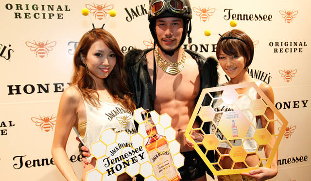 パフォーマーは、“ハニー”にちなんだ衣装に身を包んで登場！