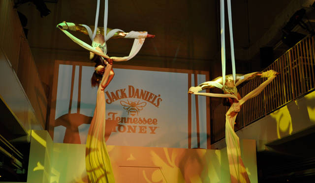 迫力のパフォーマンスも